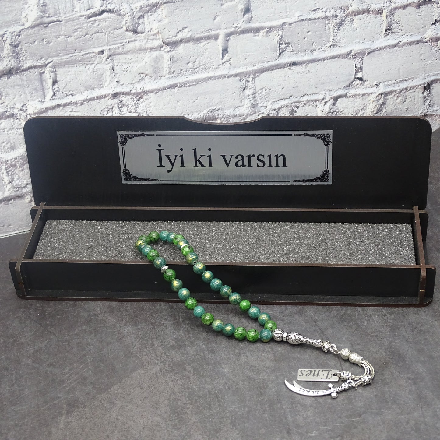HZ Ali. Zülfikar Tesbih / Gebetskette mit Namen Gravur aus Naturstein mit Box