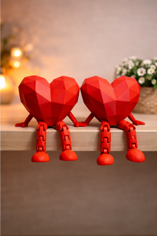 Sitzendes Herz – Dekorative Regalfigur mit beweglichen Beinen