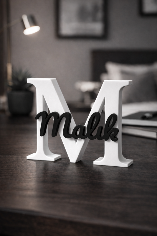 Personalisierte Namensdekoration mit Initiale