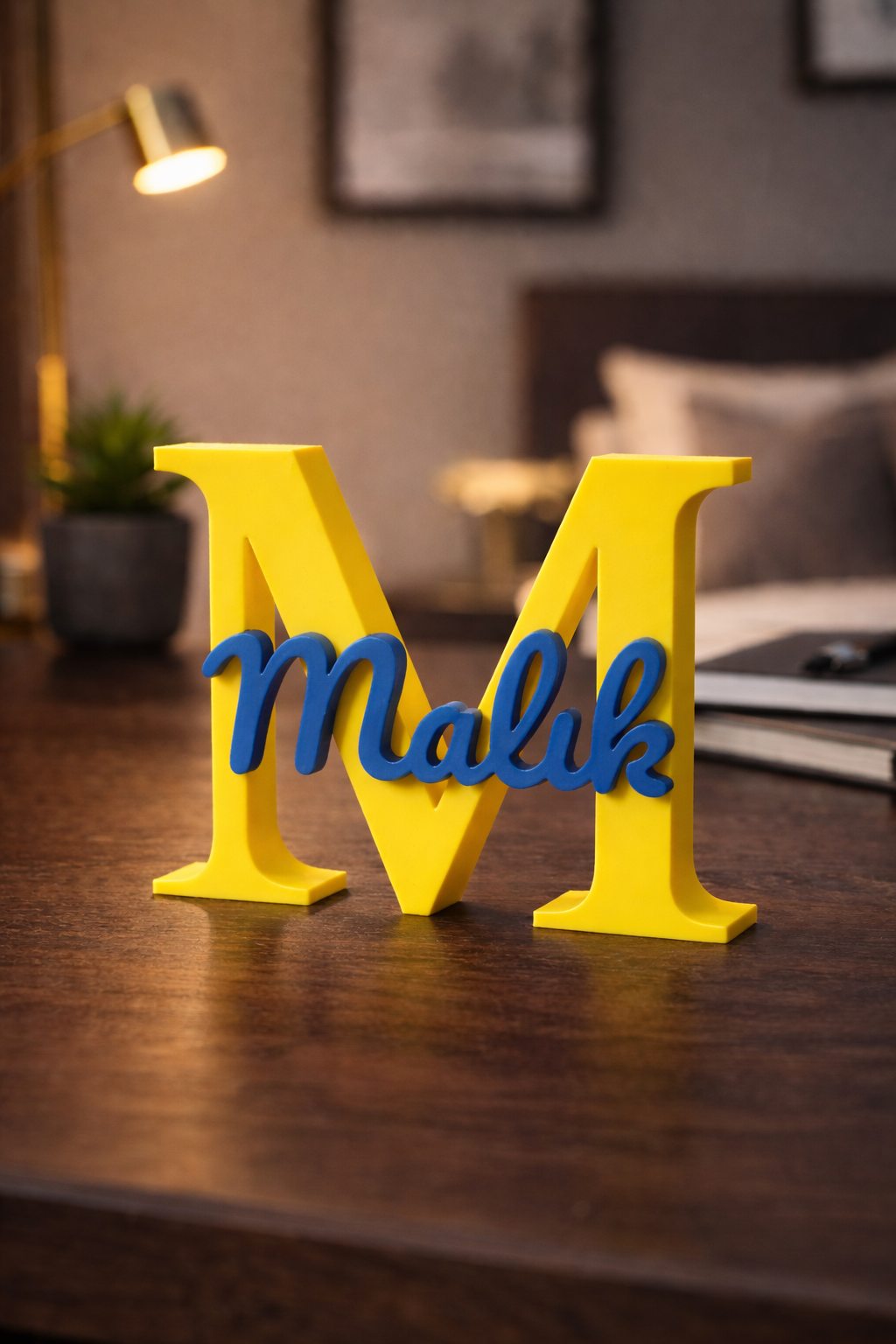 Personalisierte Namensdekoration mit Initiale