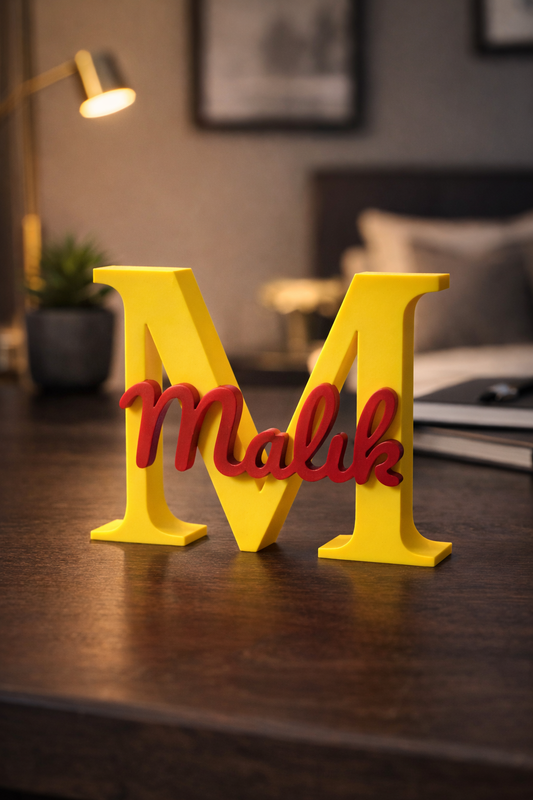 Personalisierte Namensdekoration mit Initiale